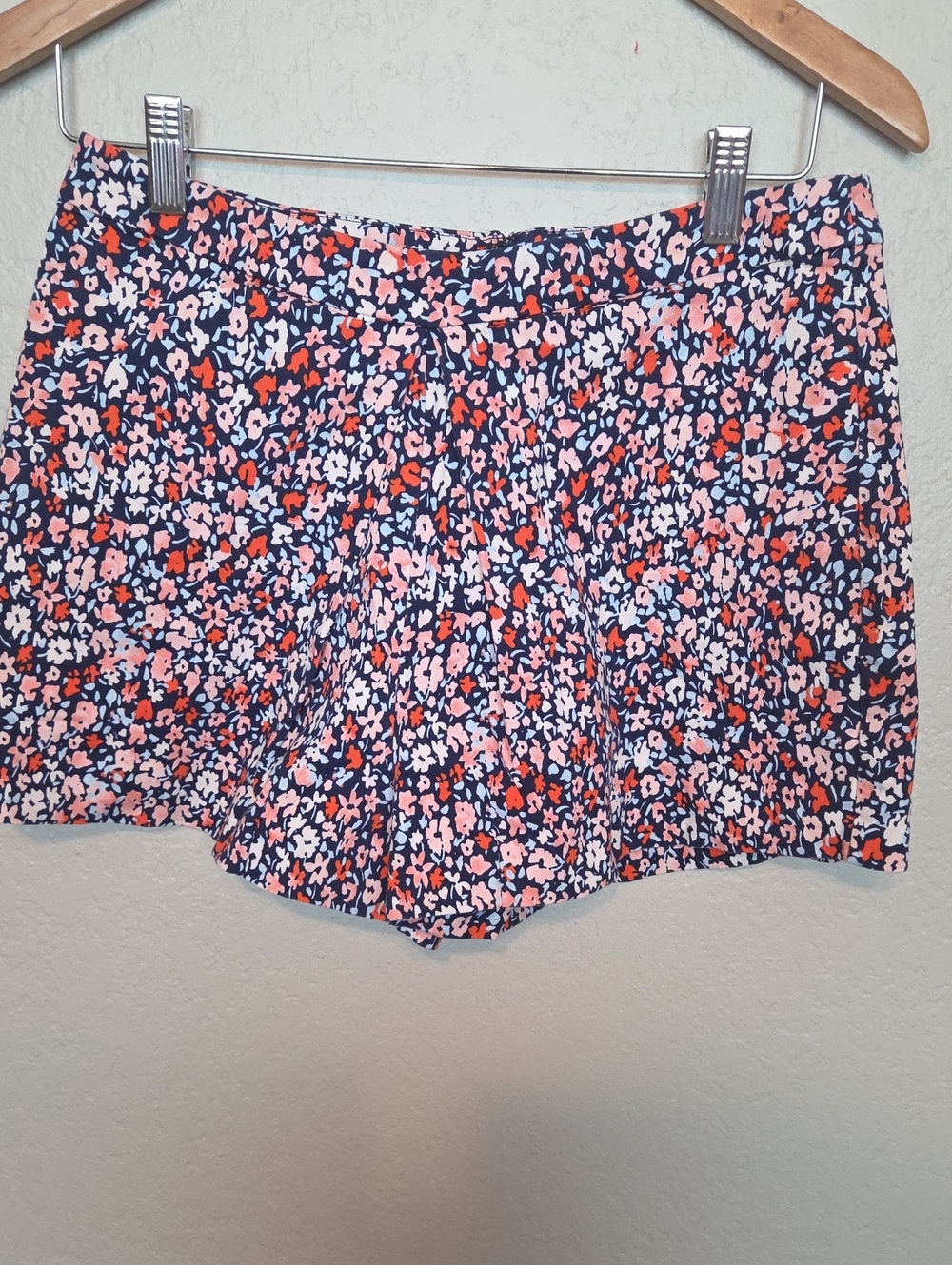 BCBGeneration Pleated Front Shorts NEW Size 6